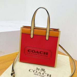 کیف زنانه دستی و دوشی Coach مدل مربعی – طراحی کلاسیک با بند بلند