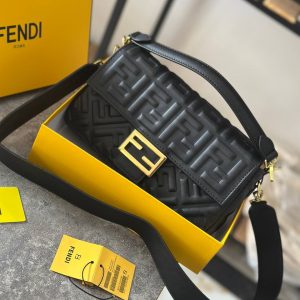 کیف زنانه مجلسی فندی مدل باگت کلاسیک با لوگوی برجسته