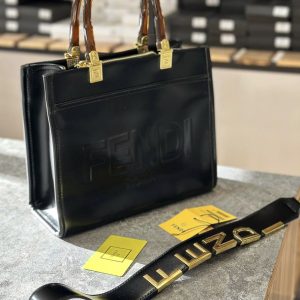 کیف زنانه دستی فندی مدل کلاسیک با بند لوگودار طلایی