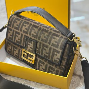 کیف زنانه فندی مدل باگت مونوگرام FF با قفل طلایی