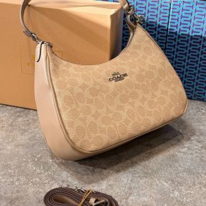 کیف زنانه کوچ مدل هلالی بنددار